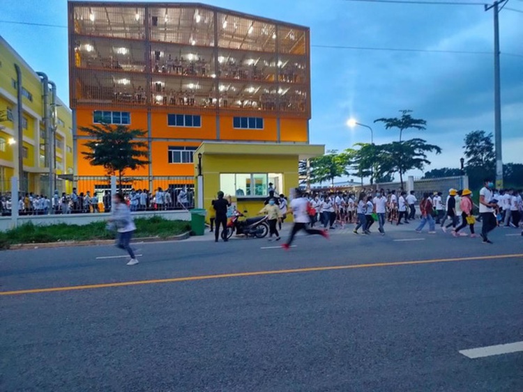 Vietnamese authorities ask workers fleeing Taiwanese-owned company over COVID-19 back for testing