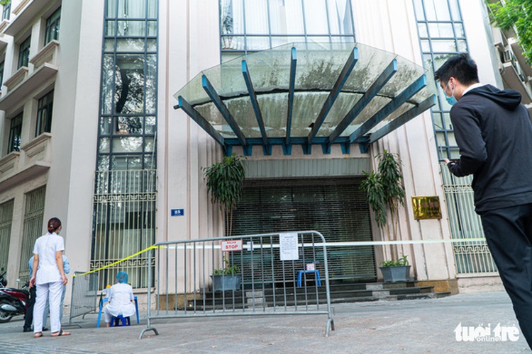 Hanoi closes non-essential establishments, asks people to stay home for better COVID-19 control