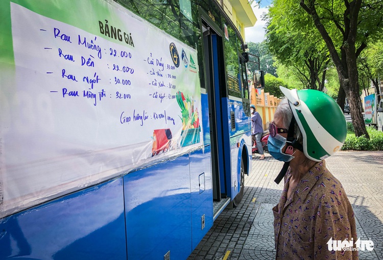 Ho Chi Minh City buses remodeled into mobile grocery stores to address veggie shortage