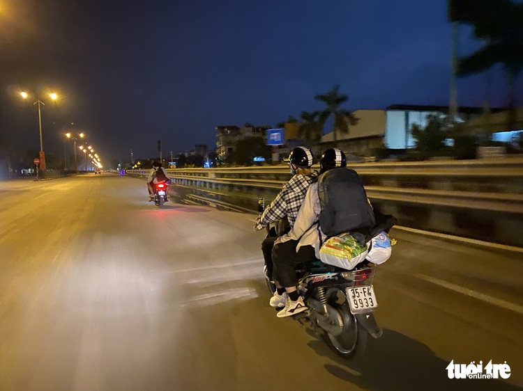 People rush in, out of Hanoi before strict social distancing implementation