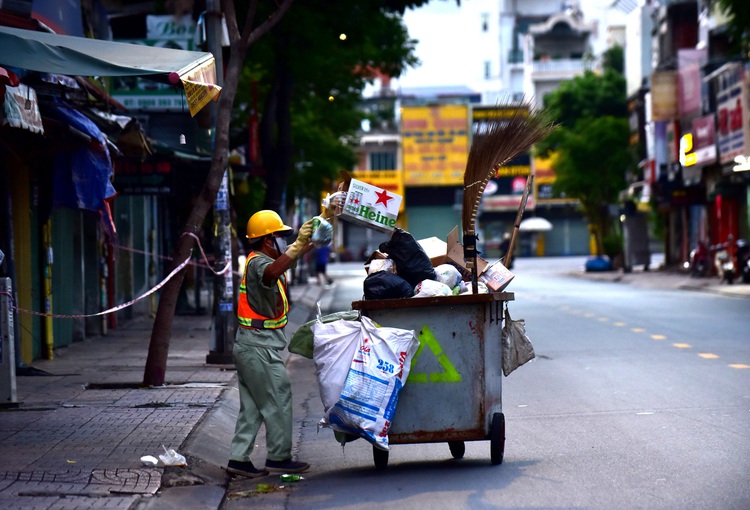 Ho Chi Minh City becomes quiet on first day of outdoor travel restriction