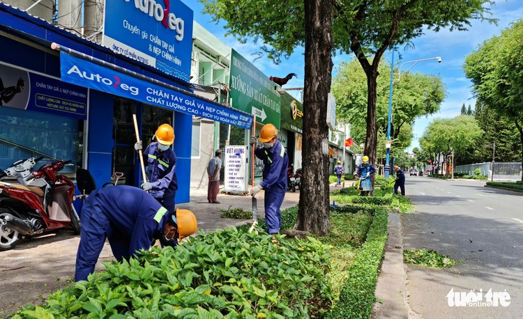 Ho Chi Minh City’s blue-collar employees push through social distancing with increased workload