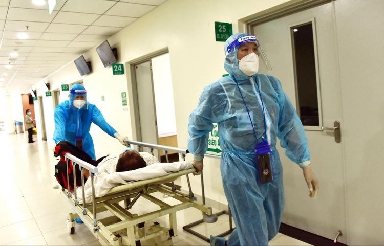 Ho Chi Minh City to put more ambulances, emergency hotline operators on stream