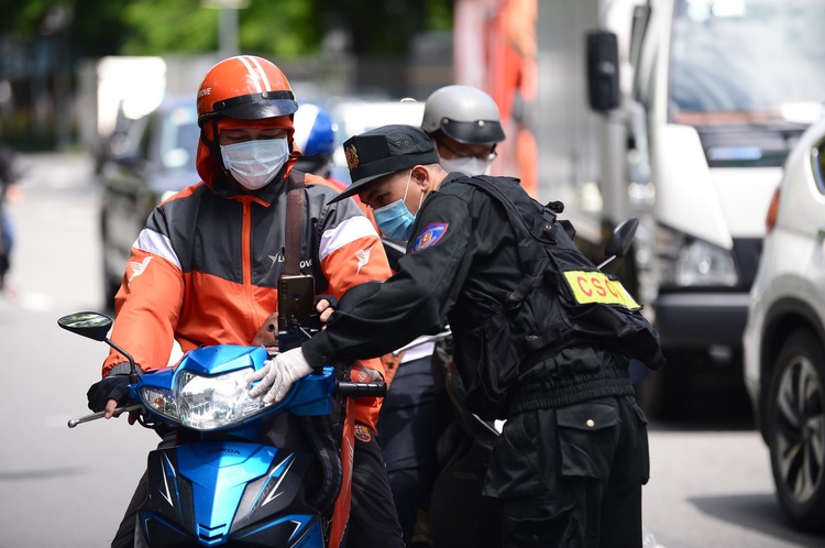 Ho Chi Minh City trade department wants COVID-19 vaccine priority for delivery workers