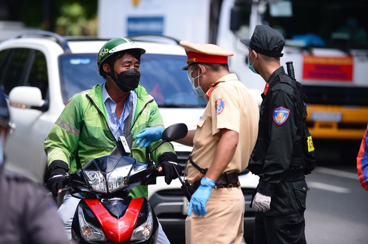Ho Chi Minh City residents struggle to order groceries over lack of delivery workers