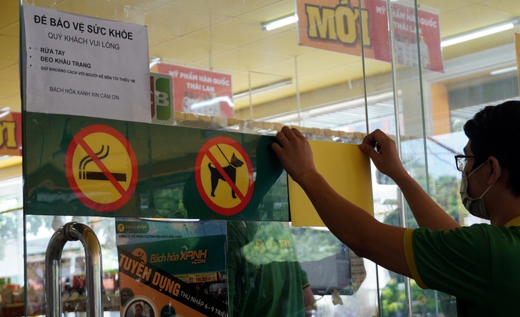 Grocery chain fined for not listing prices, selling expired products in southern Vietnamese province