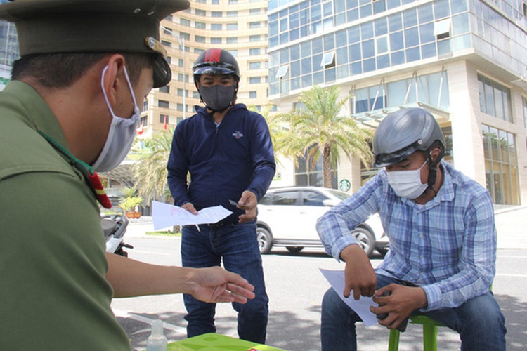 Which demographics are allowed outdoors during Da Nang’s movement curb?