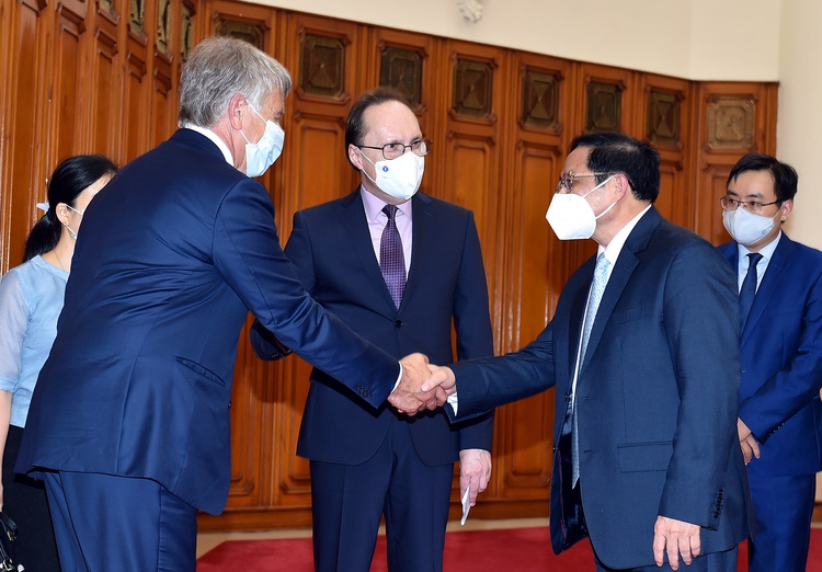 Vietnam expects COVID-19 vaccine tech transfer from Russia: PM