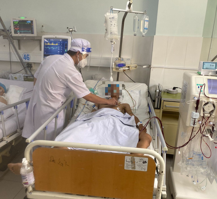 Four men hospitalized after drinking alcohol made to online recipe in Vietnam