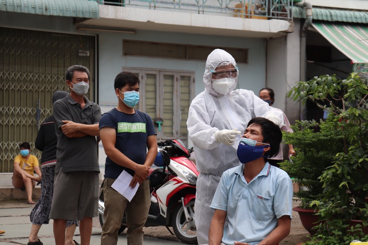 Southern Vietnamese province gives instructions for canceling ‘stay-at-work’ operation models at enterprises