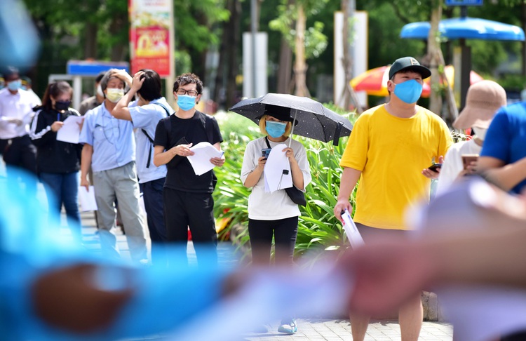 Expats vaccinated in Ho Chi Minh City thank Vietnam for kindness