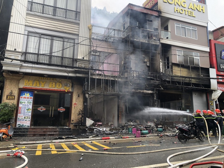 Fire at gas cylinder store burns three houses in northern Vietnam