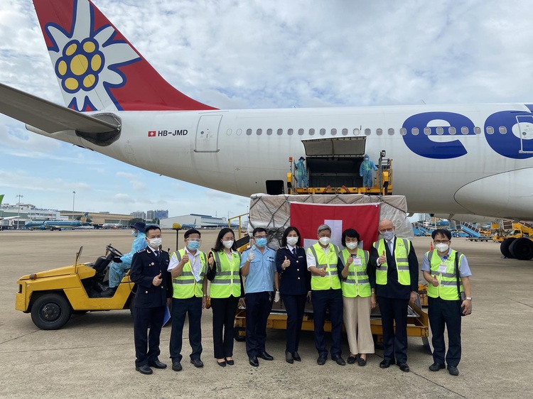 Switzerland donates 13 metric tons of medical supplies to Vietnam