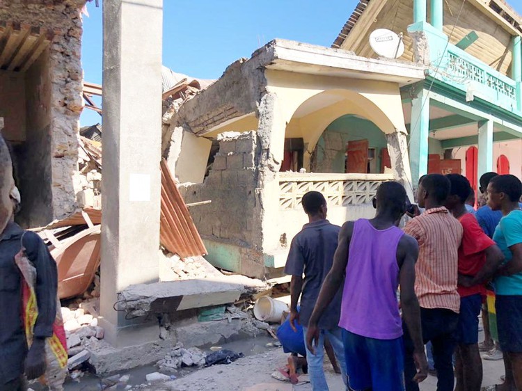 Quake kills hundreds in Haiti, worsening Caribbean nation's plight