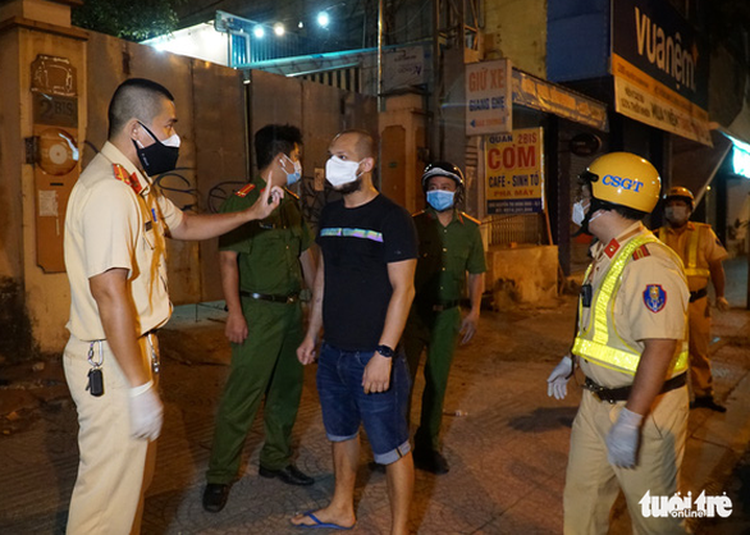 Expat held for violating outdoor travel ban with mask off in Ho Chi Minh City
