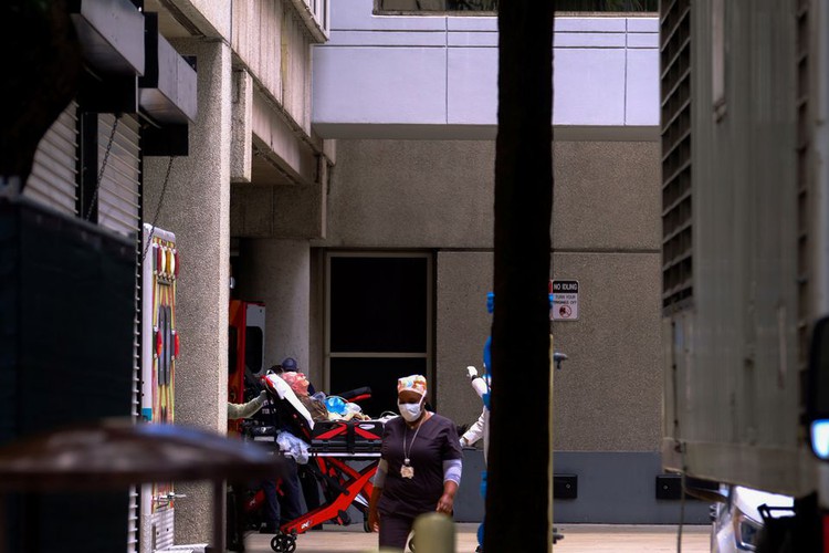 U.S. reports more than 1,000 COVID deaths in single day
