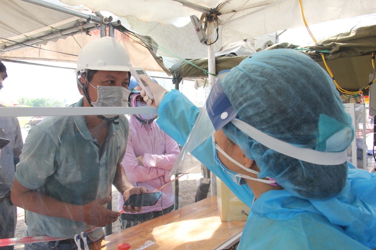 Da Nang requires arrivals to undergo COVID-19 testing at city’s entrances