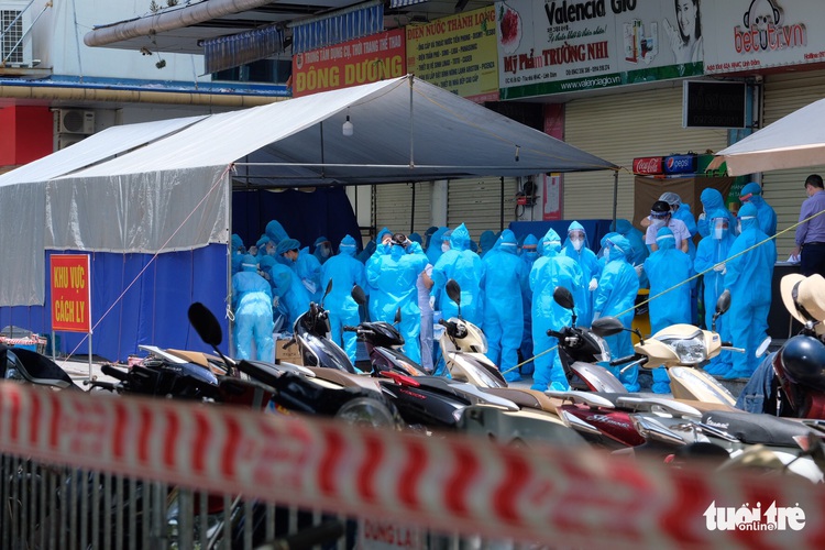 34,000 residents test for COVID-19 after 27 infections at Hanoi apartment complex