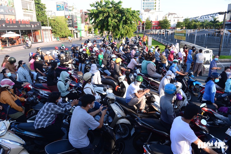 Residents throng supermarkets before shelter-in-place order takes effect in Ho Chi Minh City