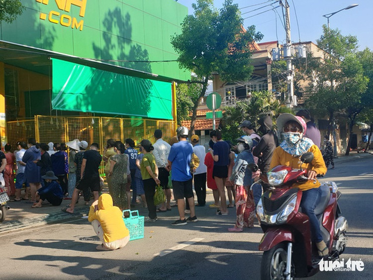 Supermarkets in Ho Chi Minh City still open during shelter-in-place mandate