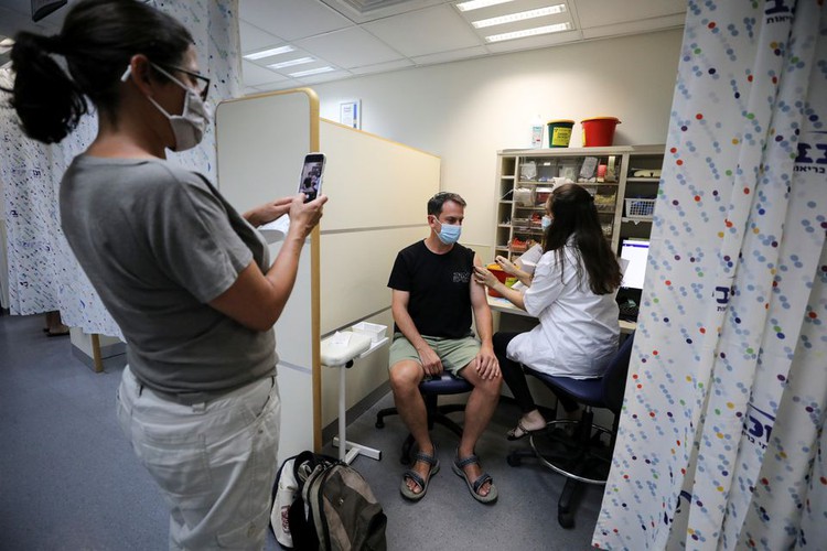 Israel finds COVID-19 vaccine booster significantly lowers infection risk