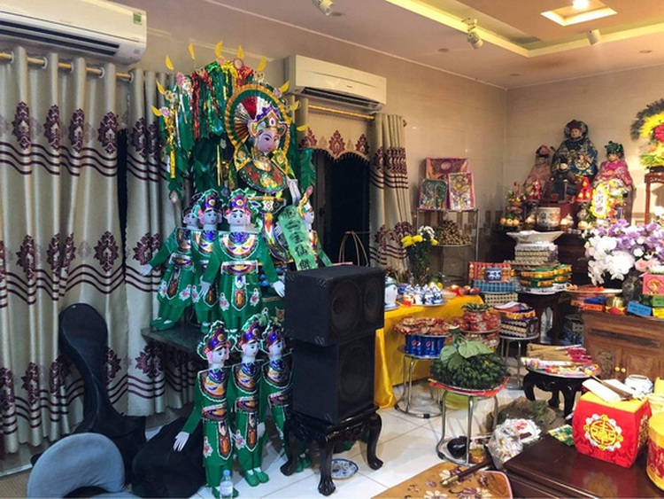 Police bust crowd holding religious ceremony during social distancing in northern Vietnam province