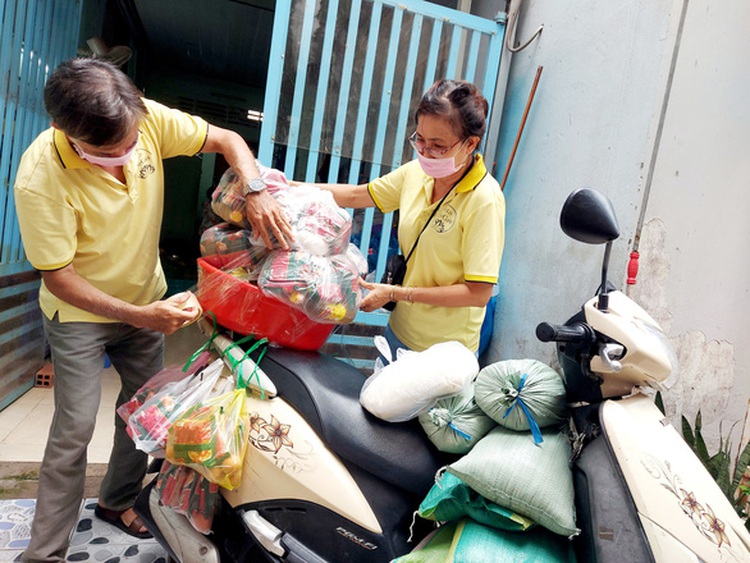 Couple help the impoverished during COVID-19 pandemic in Vietnam