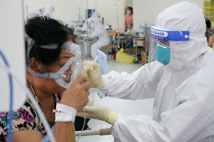 Recovered COVID-19 patients take care of cases in Ho Chi Minh City hospital