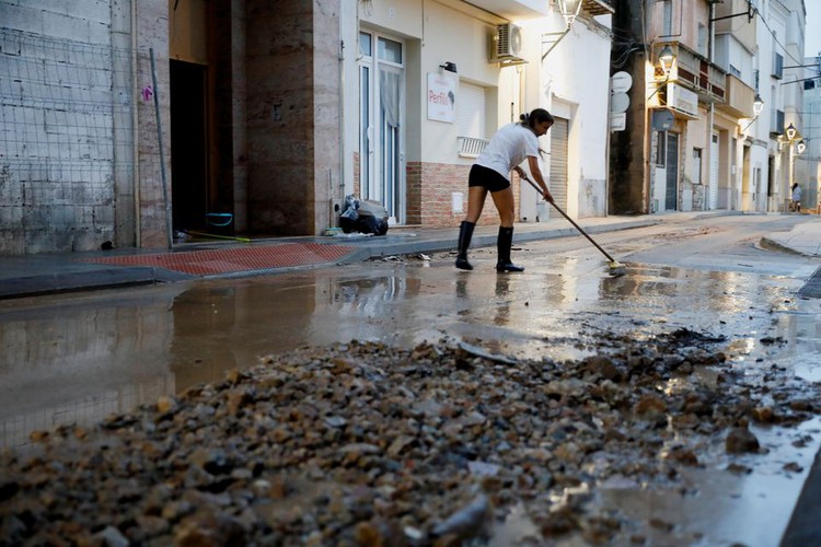 Storm hits Spain, flooding towns, cutting electricity, rail services