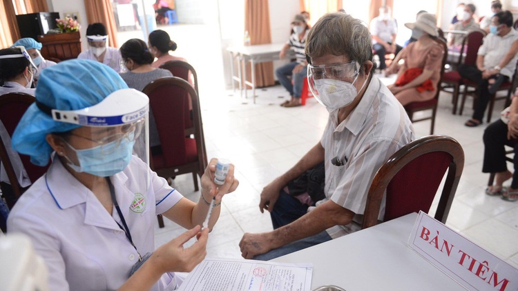 Moderna COVID-19 vaccine dearth worries first dose recipients in Ho Chi Minh City