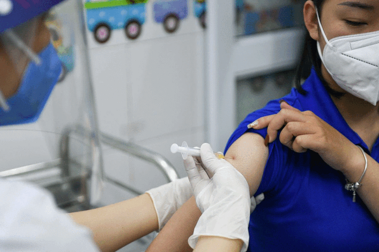 Vietnam sets deadline to vaccinate biggest cities' adults