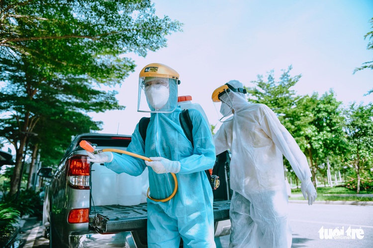 These young girls volunteer to disinfect high-risk areas in Ho Chi Minh City