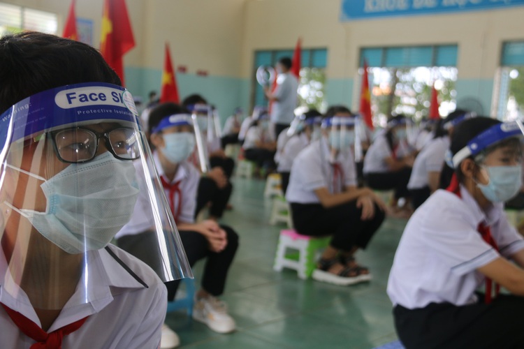 Student tests positive for coronavirus on first day of new school year in Vietnam