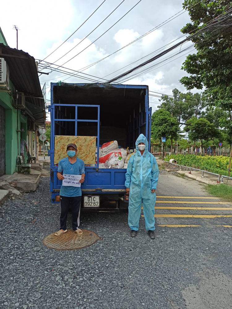 Police stop truck driver from smuggling sacks of chickens into Ho Chi Minh City