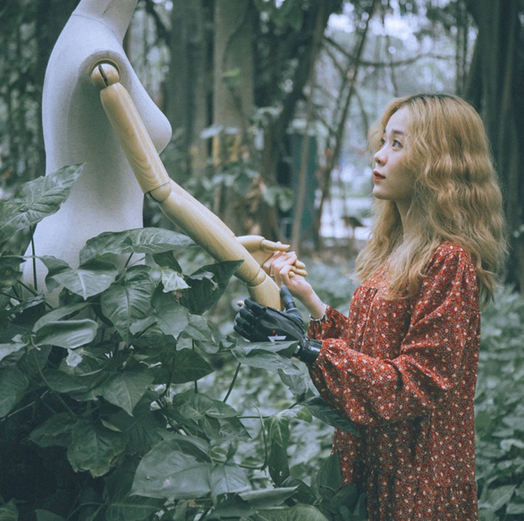 Robotic hand gives disabled young woman new life as brand ambassador
