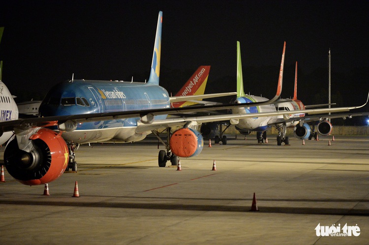 Vietnam plans to reopen domestic flights, classify airports by social-distancing level