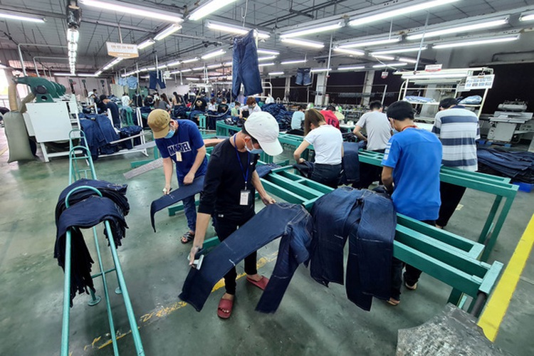 Ho Chi Minh City plans to pilot vaccine travel passes in three stages of economic reopening