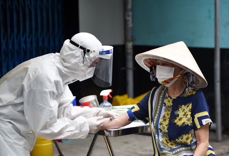 Ho Chi Minh City tests 3,600 residents for COVID-19 antibodies