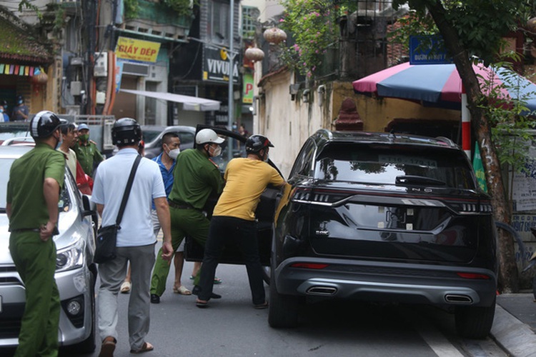 Hanoi police, residents smash car window to tackle serial hit-and-run suspect