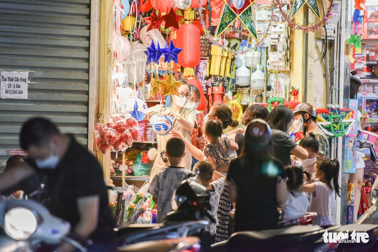 Hanoi residents fill streets celebrating Mid-Autumn Festival amid COVID-19