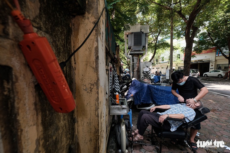Haircuts in high demand as Hanoi reopens barbershops under relaxed social distancing