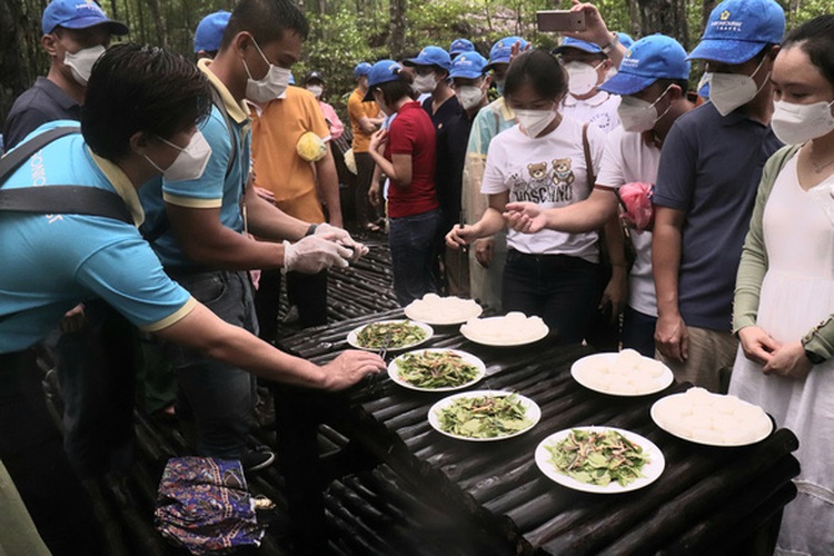 How are travel agencies in Ho Chi Minh City given go-ahead for tours after COVID-19 halt?