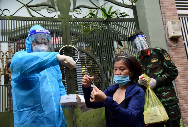 In Vietnam, COVID-19 testing remains on large scale despite experts calling for a stop