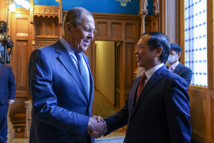 Vietnam seeks Russia’s support in COVID-19 vaccine production technology transfer
