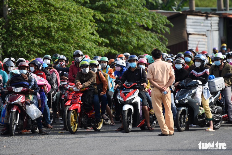 Caravans of internal migrant workers leave southern Vietnamese province on motorbike