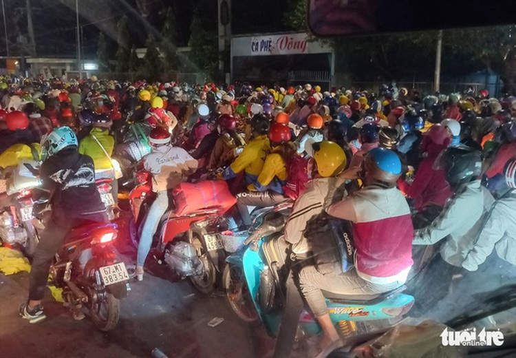 Vietnam's southern localities urge halt to pandemic-hit people returning to hometowns