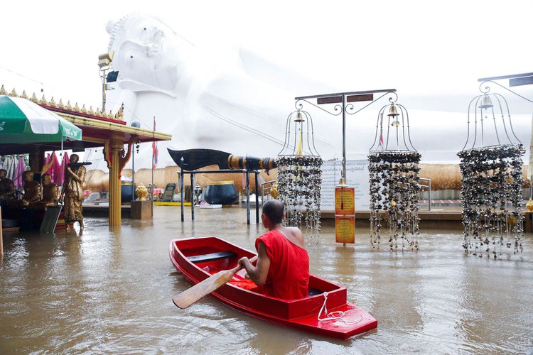 Temples underwater as floods hit historic Thai city