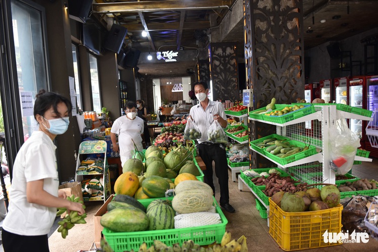 Bars, discos on Ho Chi Minh City’s famous 'backpacker street' sell veggies to make ends meet