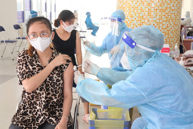 Vietnam adds 4,806 COVID-19 cases