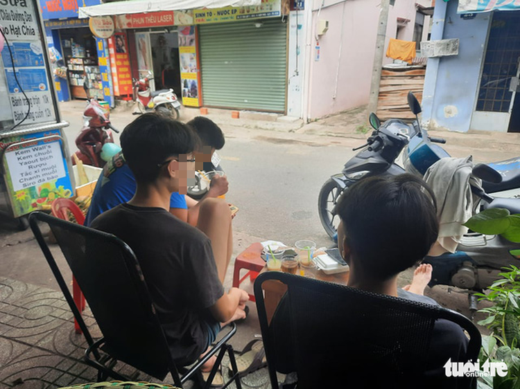 Cafés offer sit-down service despite ban in Ho Chi Minh City
